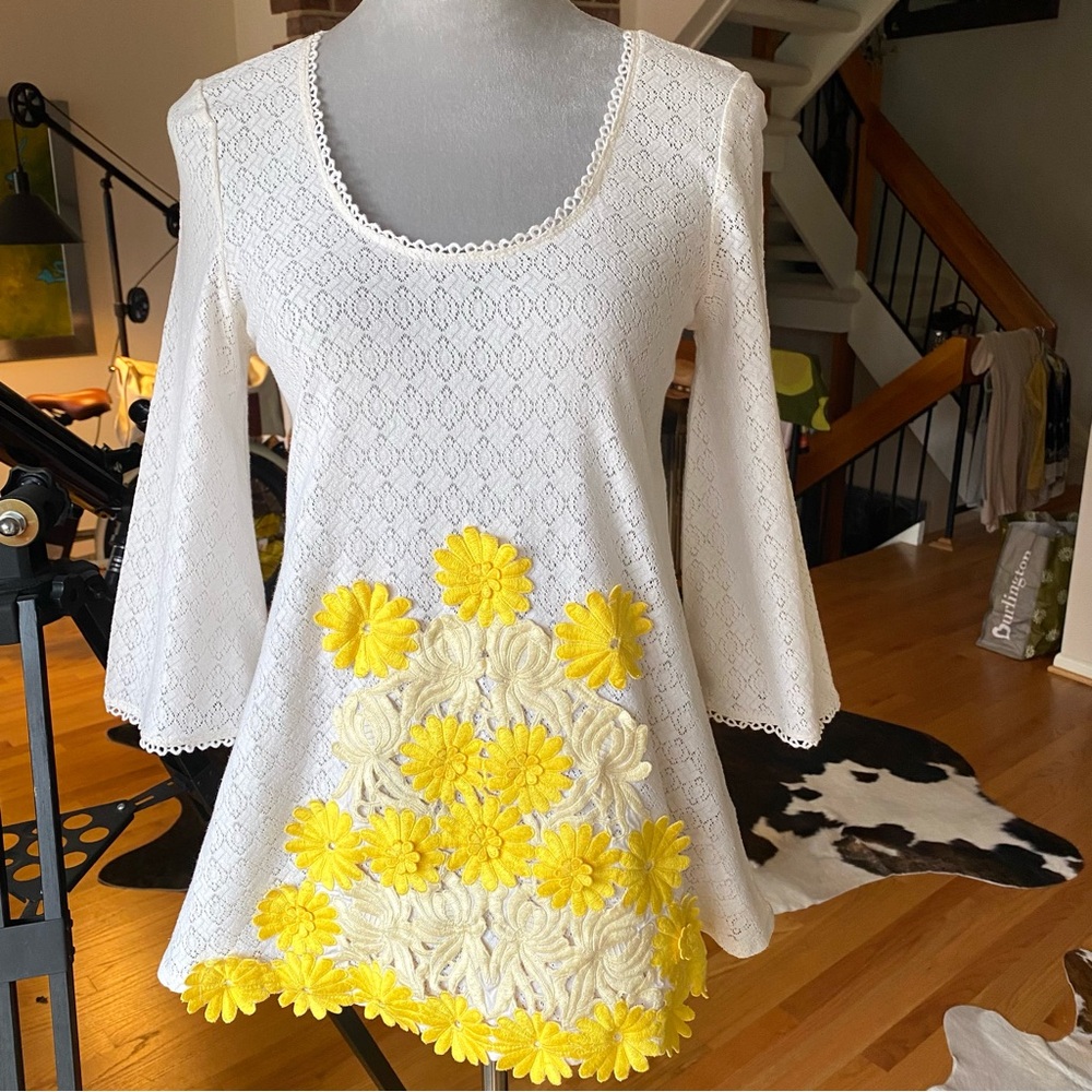 🌼 FREE PEOPLE— Adorable White and Yellow 3D Daises, Floral & Lace Tunic. S